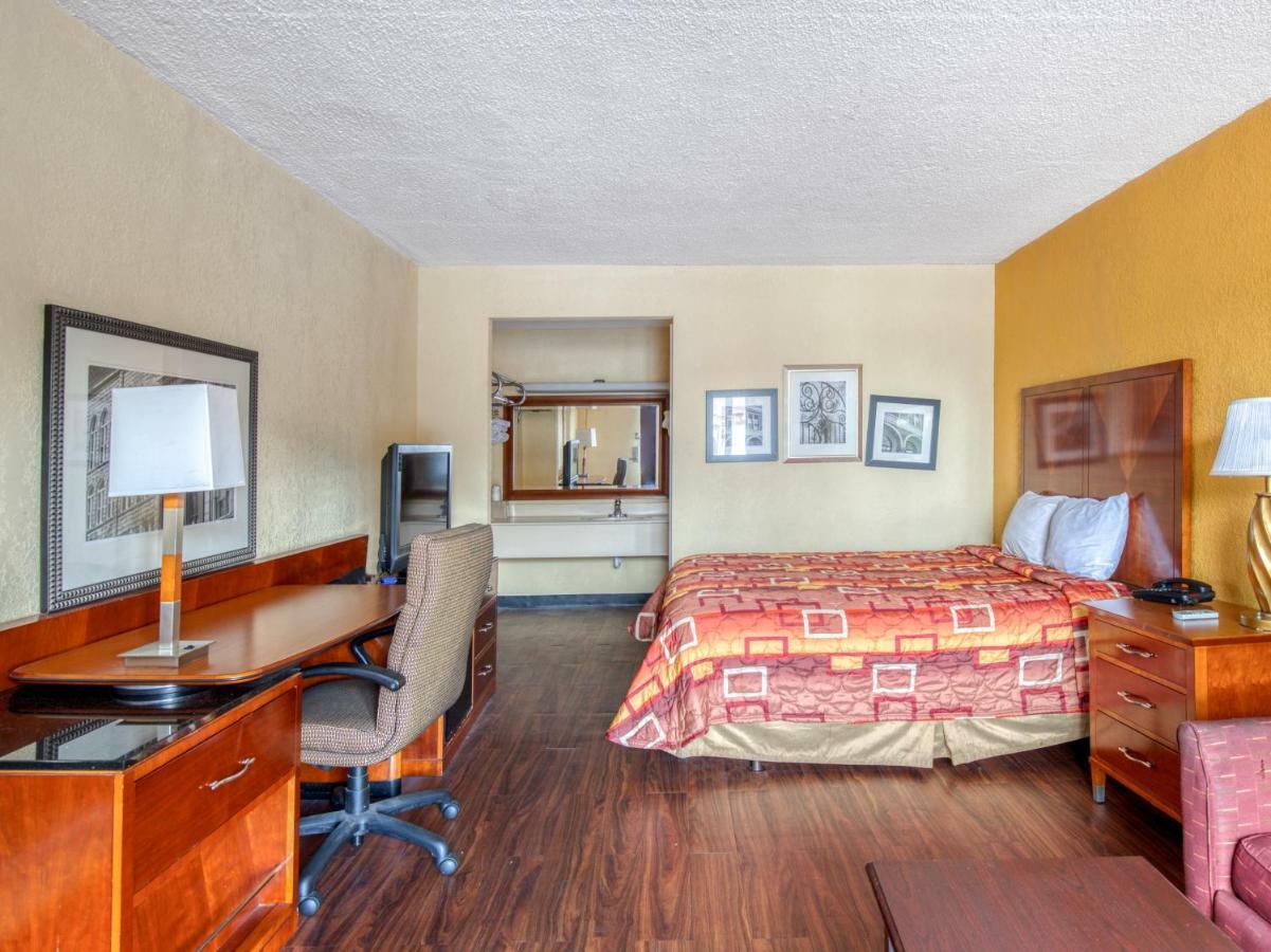 Budgetel Inn & Suites Форест-Парк Экстерьер фото